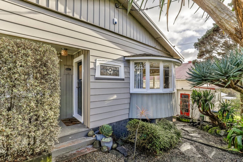 18 Mountain View Road, Morningside, Auckland - Carousel 2