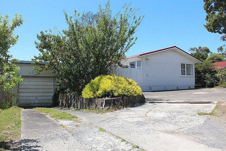 7 Totaravale Drive, Totara Vale, Auckland - Carousel 2