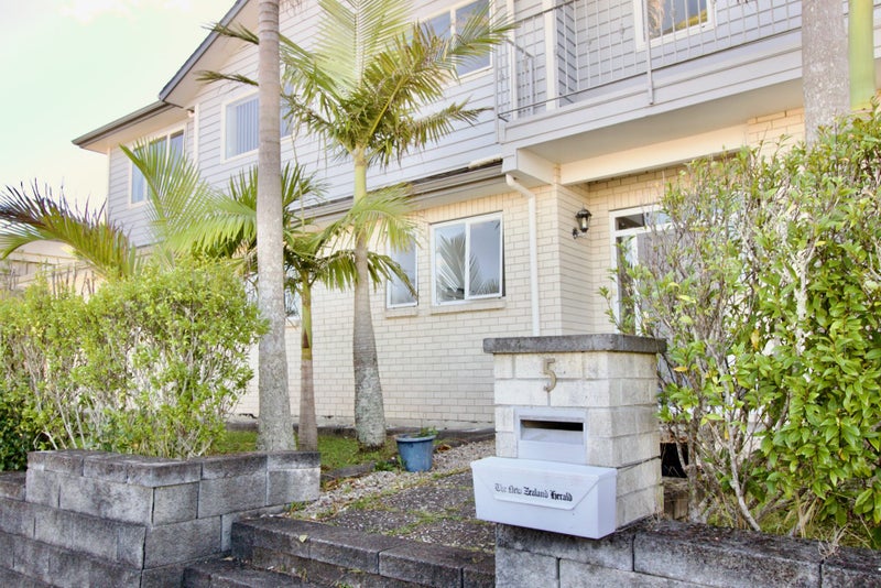 5 Zara Court, Windsor Park, Auckland - Carousel 2