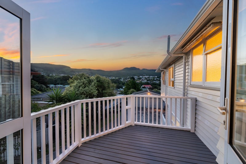 42 Taylor Terrace, Tawa, Wellington - Carousel 2