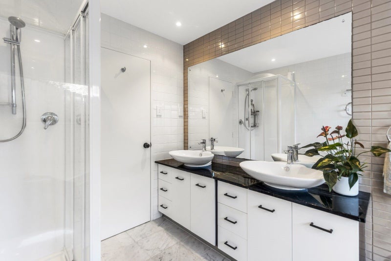 2/81 Sylvan Avenue, Northcote, Auckland - Carousel 25