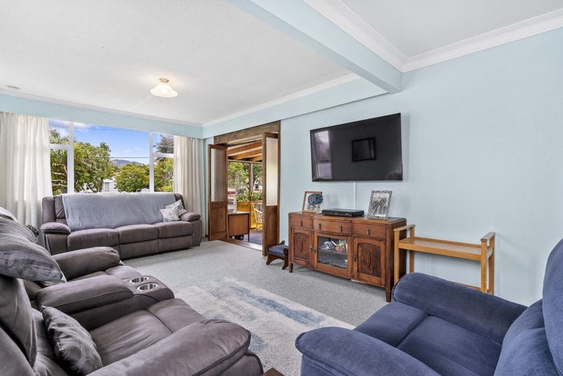 8 Craig Grove, Elderslea, Upper Hutt - Carousel 2