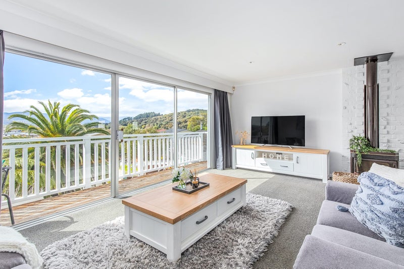 12 Glenrae Grove, Silverstream, Upper Hutt - Carousel 2