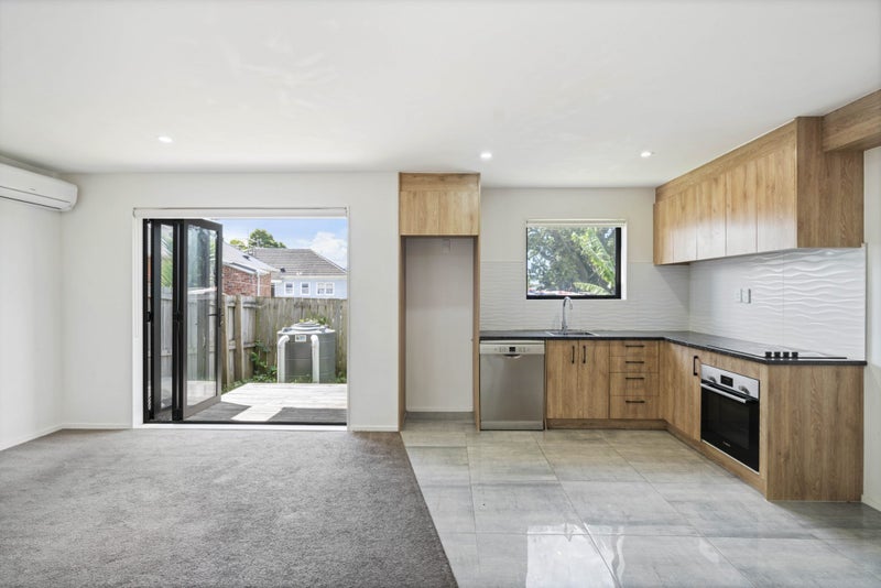 48D Waddell Avenue, Point England, Auckland - Carousel 1