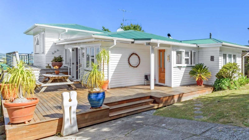 8 Church Bay Road, Oneroa, Waiheke Island - Carousel 1