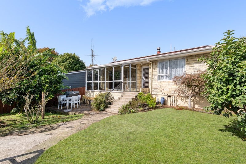 8 Dingadee Street, Welcome Bay, Tauranga - Carousel 1