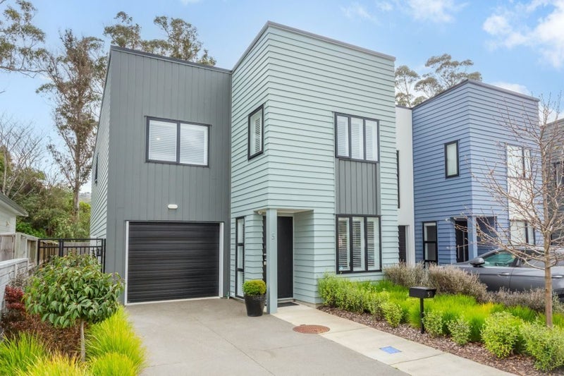 5 Breakwater Way, Whitby, Porirua - Carousel 1