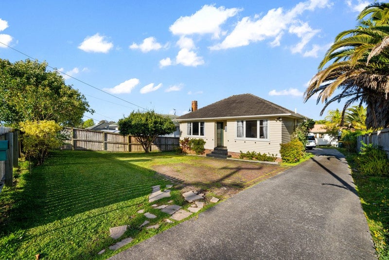 29 Beaubank Road, Kelston, Auckland - Carousel 1