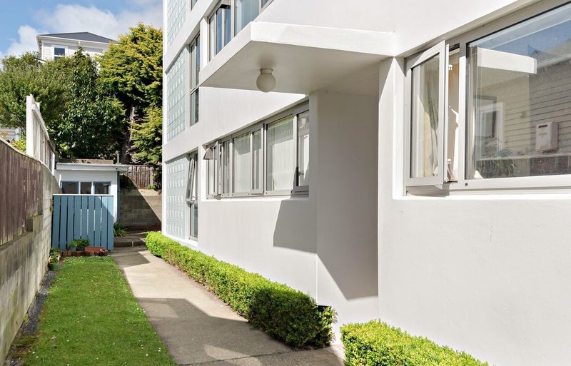 8/4 Queen Street, Mount Victoria, Wellington - Carousel 1