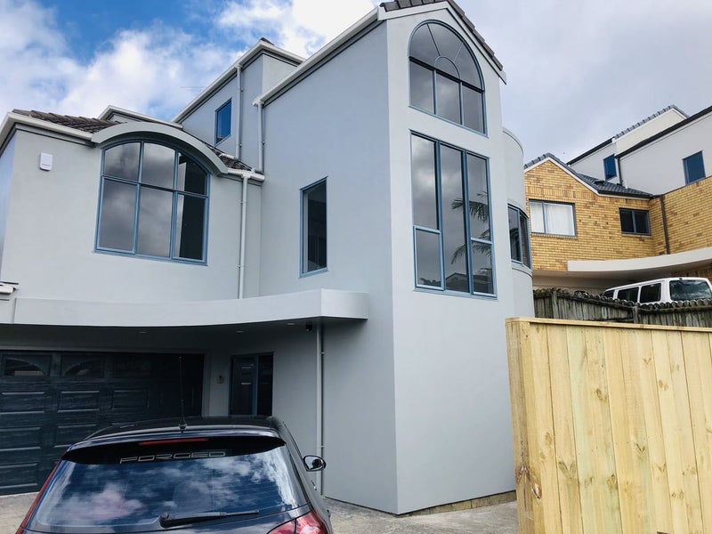 1/6 Chieftain Rise, Goodwood Heights, Auckland - Carousel 1