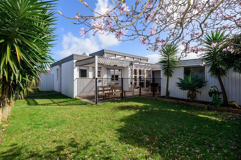 2/7 Tina Place, Sunnyhills, Auckland - Carousel 1