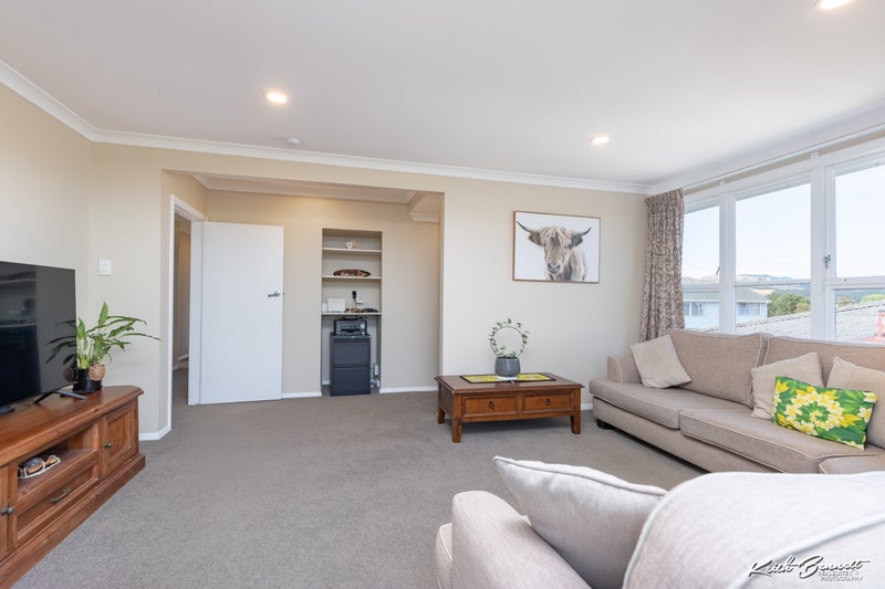 11 Penguin Grove, Waitangirua, Porirua - Carousel 2