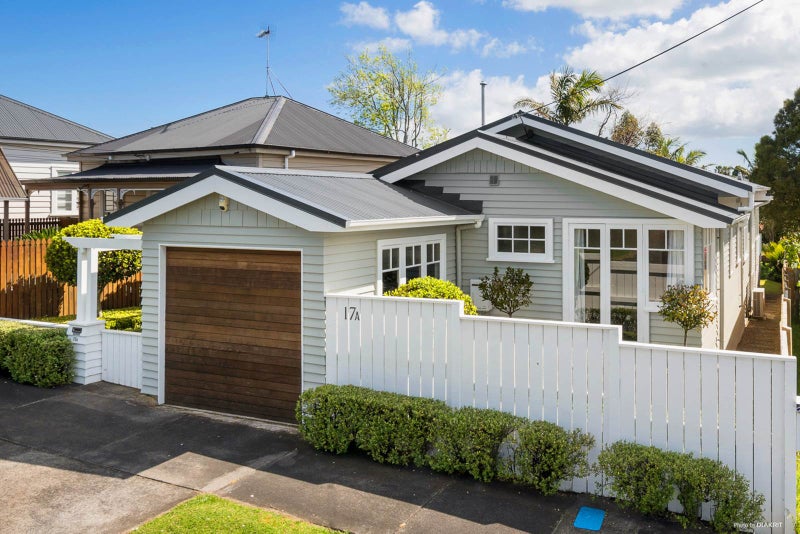 17A Kiwi Road, Stanley Point, Auckland - Carousel 1