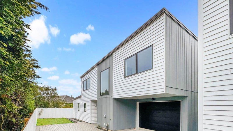 19A Essex Street, Te Atatu South, Auckland - Carousel 1