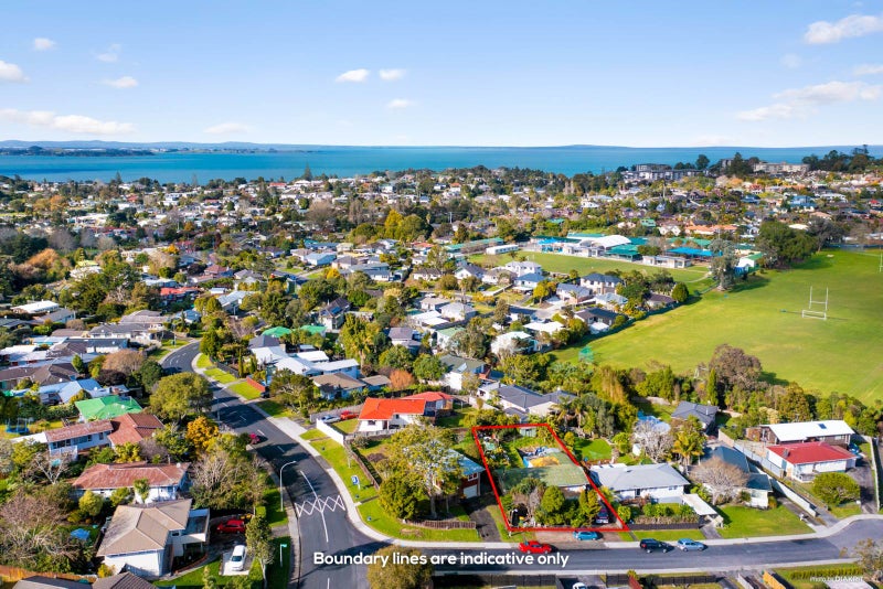 3 Firle Place, Green Bay, Auckland - Carousel 1