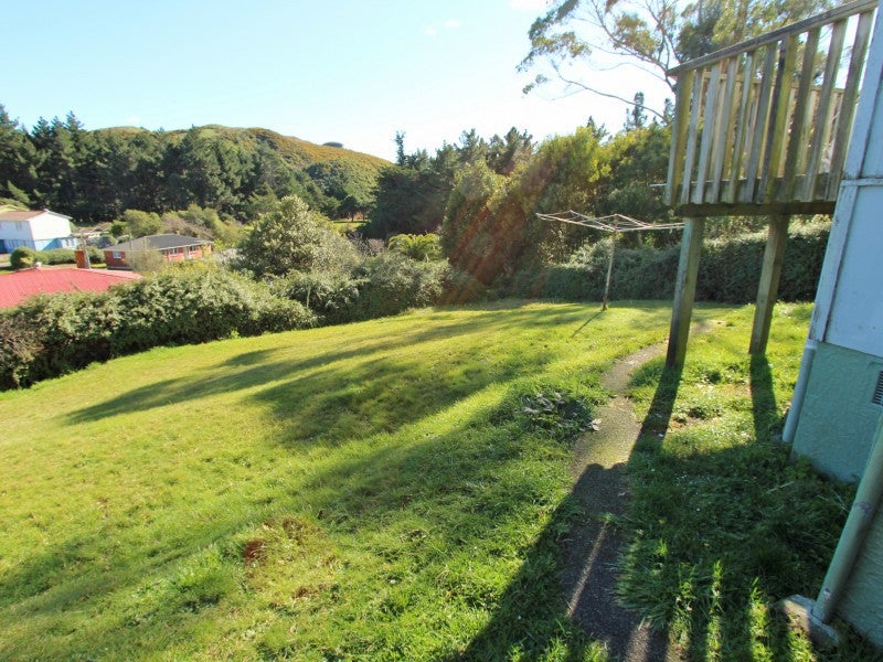 11 Lincoln Grove, Cannons Creek, Porirua - Carousel 1