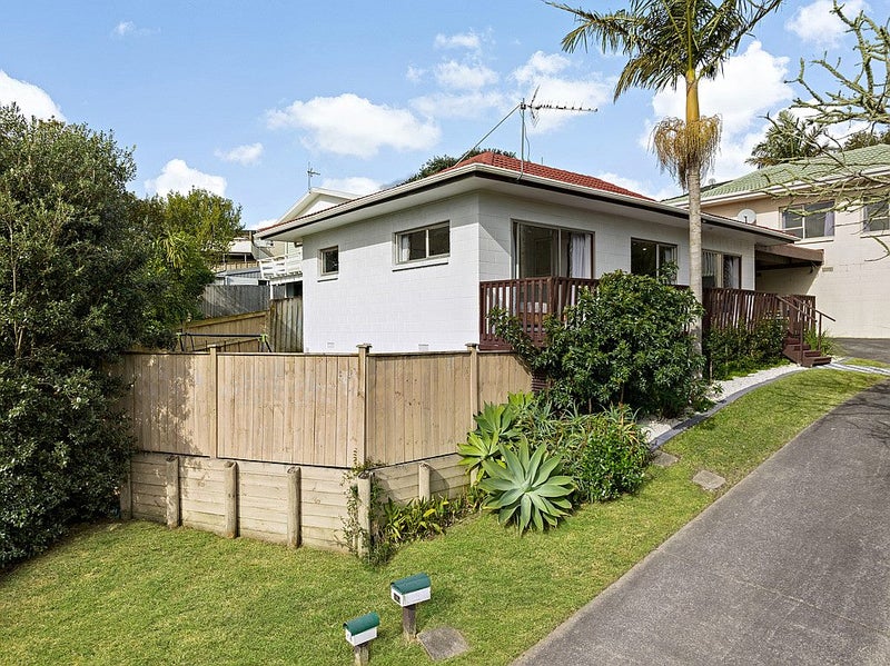 1/18 Holt Avenue, Torbay, Auckland - Carousel 1