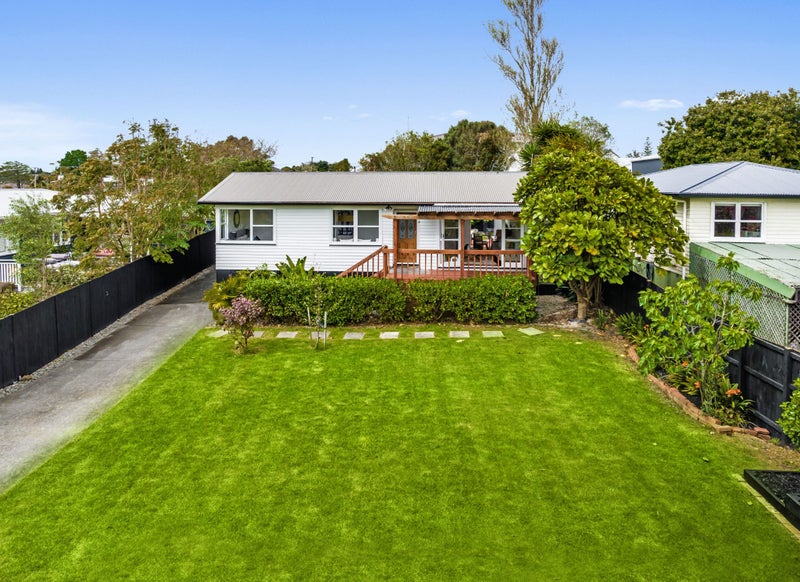 14 Justin Place, Te Atatu Peninsula, Auckland - Carousel 1