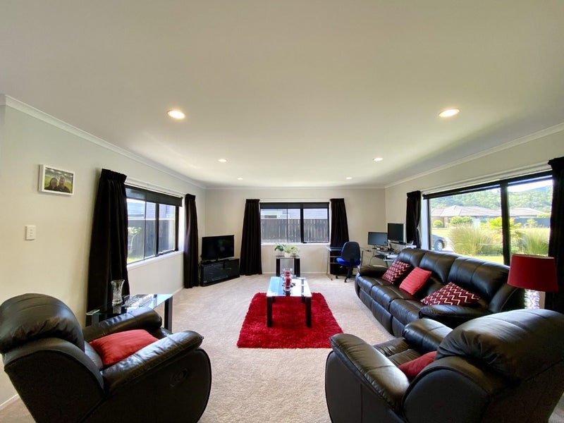3 Greenstone Grove, Brown Owl, Upper Hutt - Carousel 2