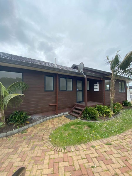 38 Heathridge Place, Burswood, Auckland - Carousel 1