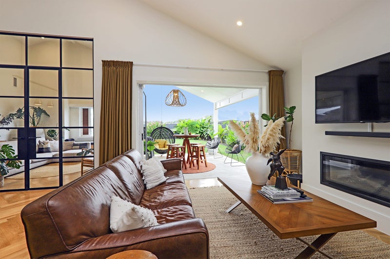 16 Clydesdale Way, Frimley, Hastings - Carousel 1