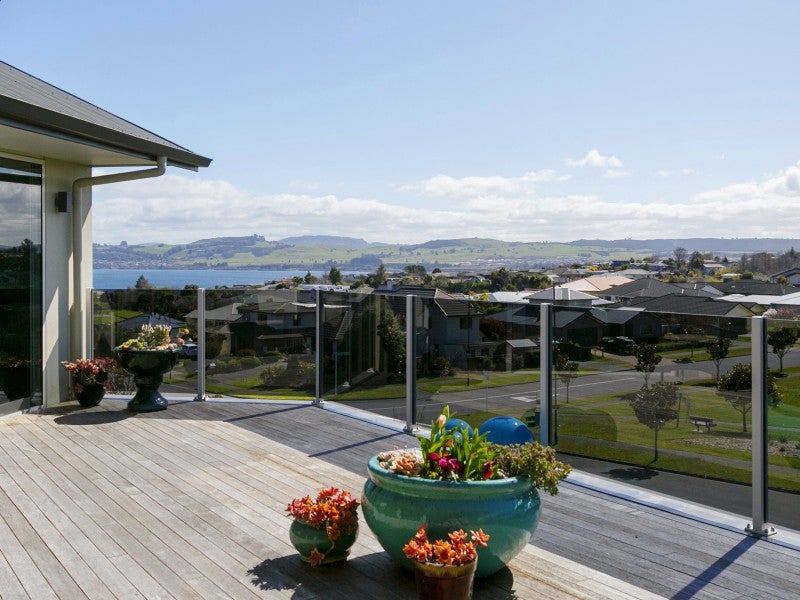 18 Botanical Heights Drive, Waipahihi, Taupo - Carousel 2