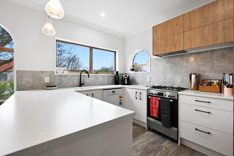 50 Chedworth Avenue, Chedworth, Hamilton - Carousel 2