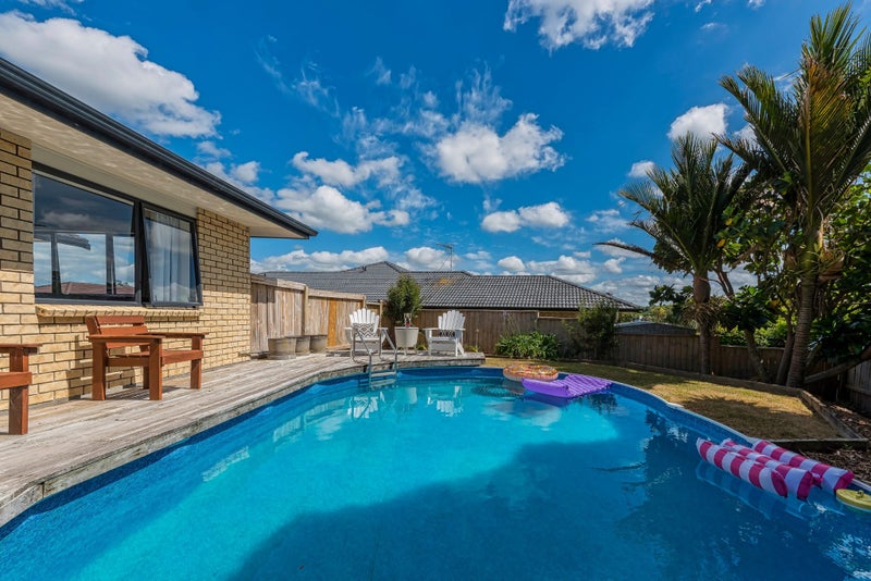 12 Reybert Place, Massey, Auckland - Carousel 1