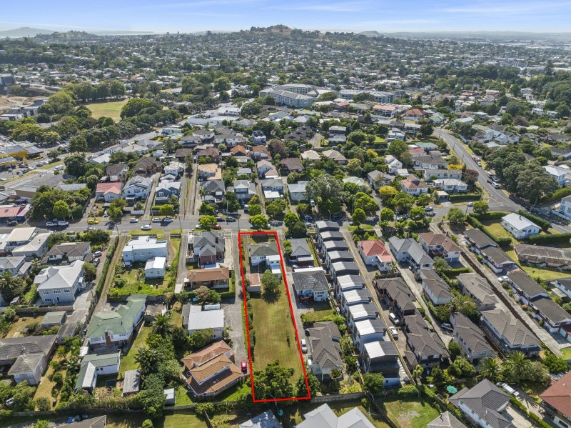 7 Hayr Road, Three Kings, Auckland - Carousel 1