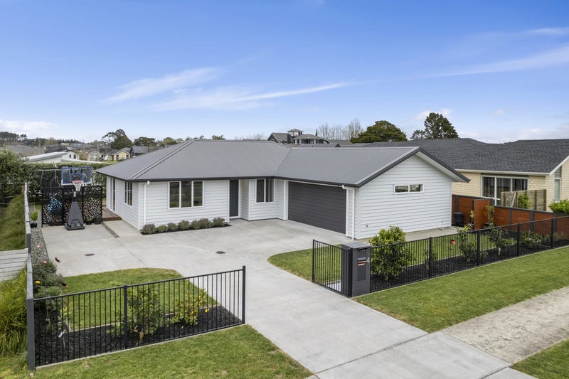 4 Sir Lincoln Drive, Kumeu - Carousel 1