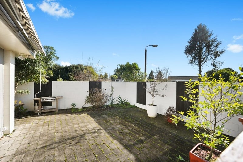 31 Bernard Street, Chedworth, Hamilton - Carousel 19