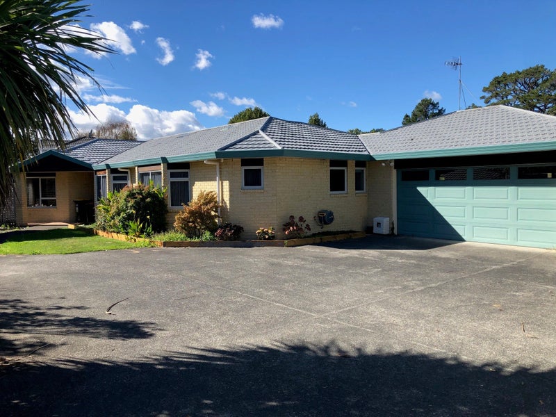 10 Mary Huse Grove, Manor Park, Lower Hutt - Carousel 1