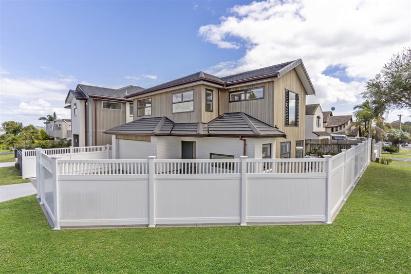 20 Lynton Road, Bucklands Beach, Auckland - Carousel 1