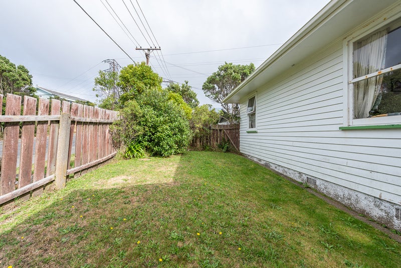 24 Brooker Grove, Newlands, Wellington - Carousel 19