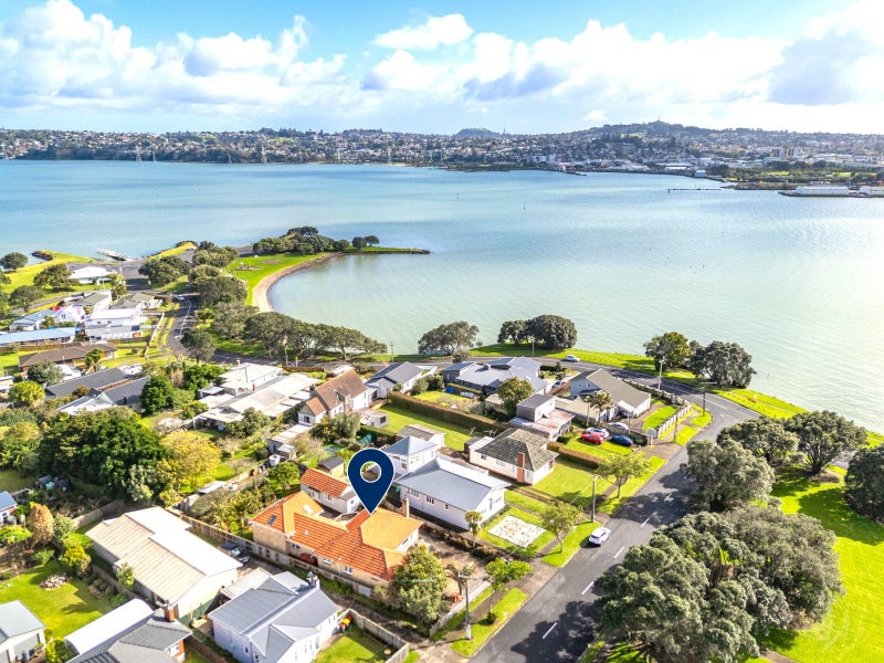 9 Shortt Avenue, Mangere Bridge, Auckland - Carousel 1
