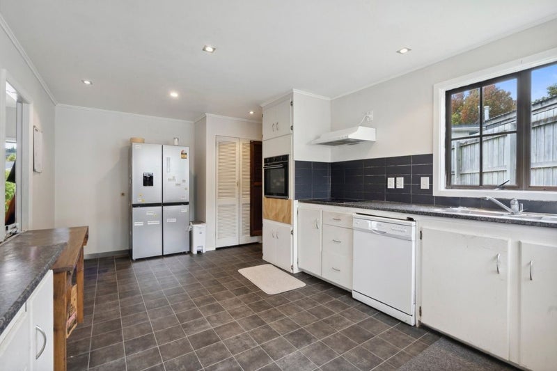 414 Stokes Valley Road, Stokes Valley, Lower Hutt - Carousel 2