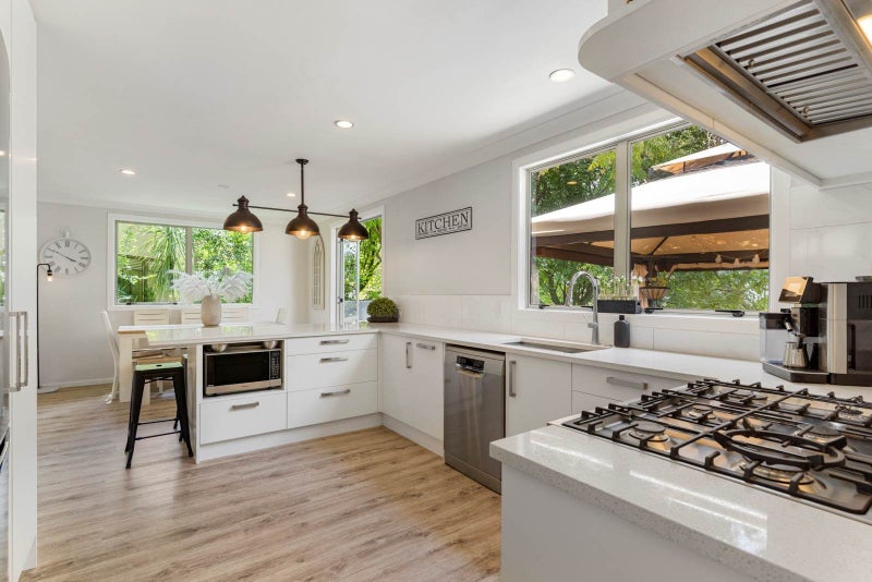 2/12 Belle Verde Drive, Sunnynook, Auckland - Carousel 2