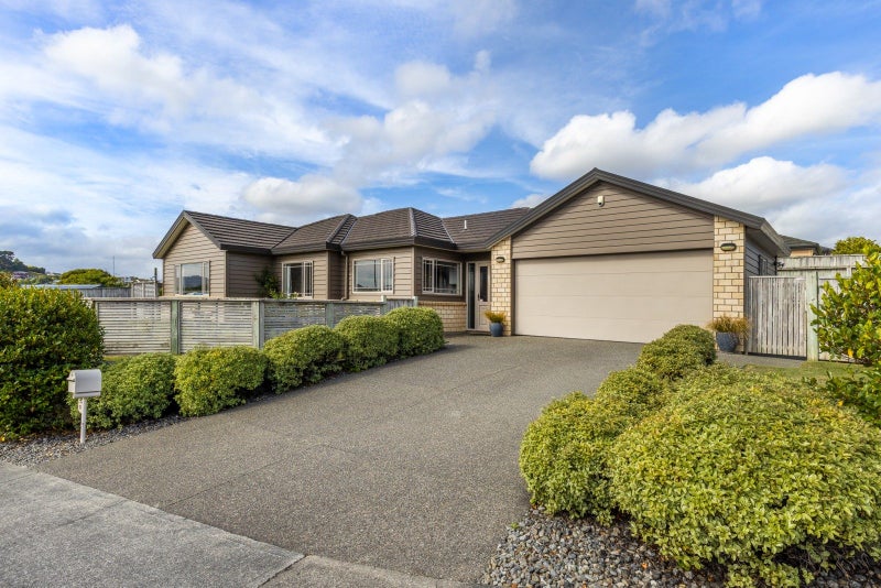 31 Staithes Drive North, Whitby, Porirua - Carousel 1