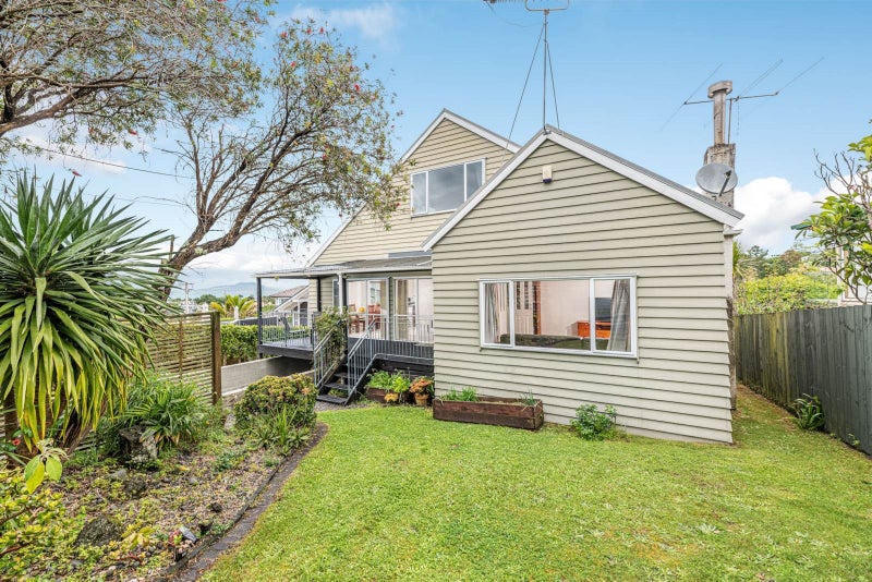 20 Peter Terrace, Castor Bay, Auckland - Carousel 1