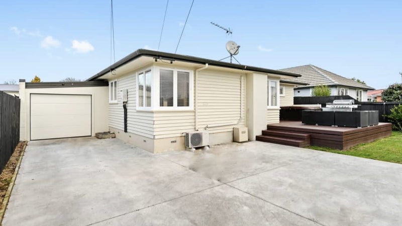 6 Barrie Crescent, Silverdale, Hamilton - Carousel 1