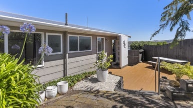 9B Colchester Crescent, Newlands, Wellington - Carousel 1