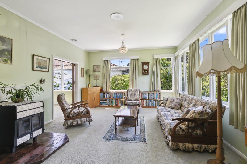 12 Roy Street, Tawa, Wellington - Carousel 2