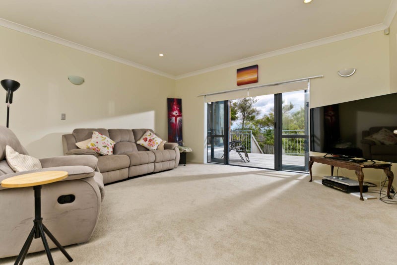 10 Mannikin Place, Unsworth Heights, Auckland - Carousel 2