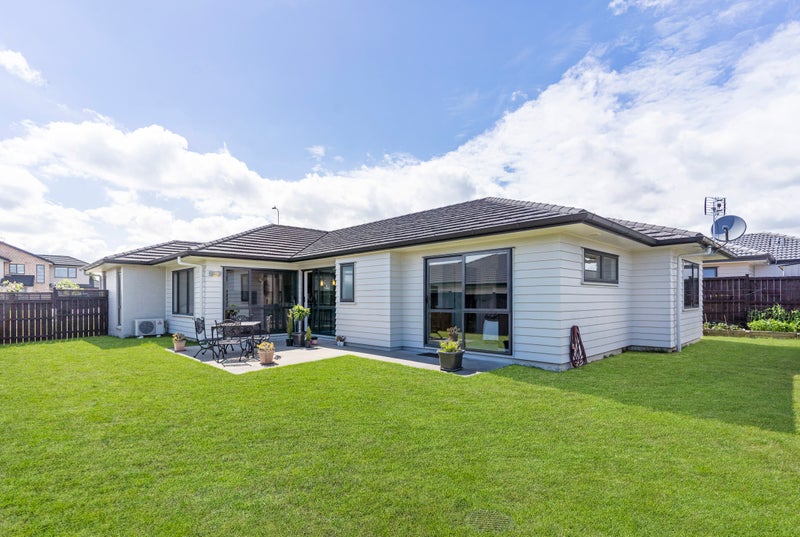 24 Scotsmoor Drive, Wattle Downs, Auckland - Carousel 1