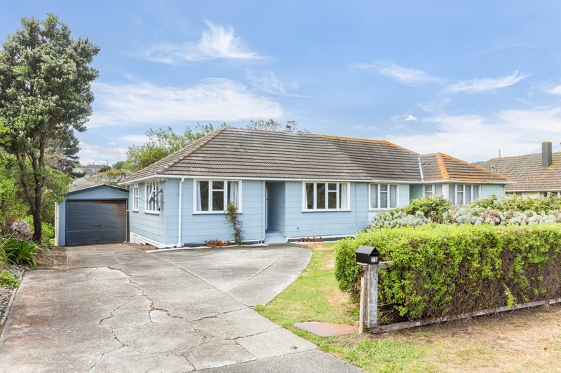 15 Kapiti Crescent, Titahi Bay, Porirua - Carousel 1