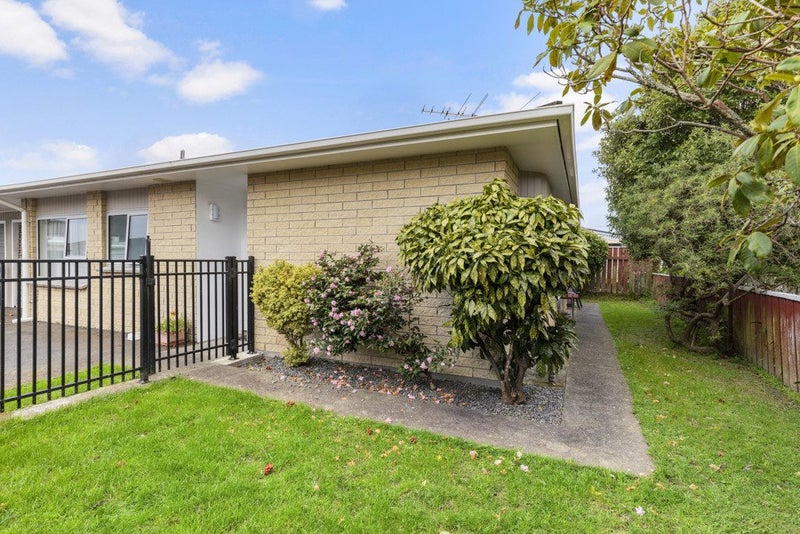 4/4 Frederick Street, Avalon, Lower Hutt - Carousel 2