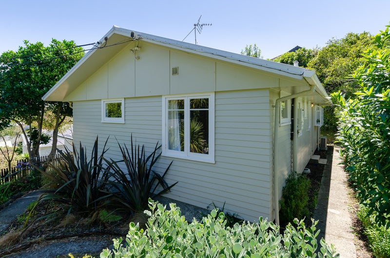 13 Blakey Avenue, Karori, Wellington - Carousel 2
