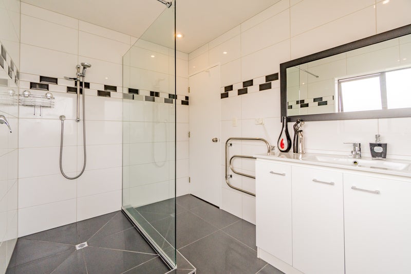 2/25 Sailfish Drive, West Harbour, Auckland - Carousel 14