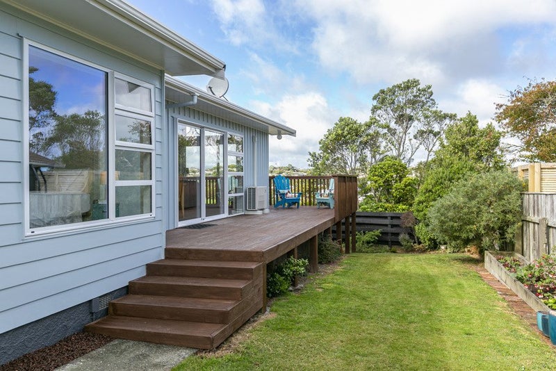 12 Loasby Crescent, Newlands, Wellington - Carousel 2