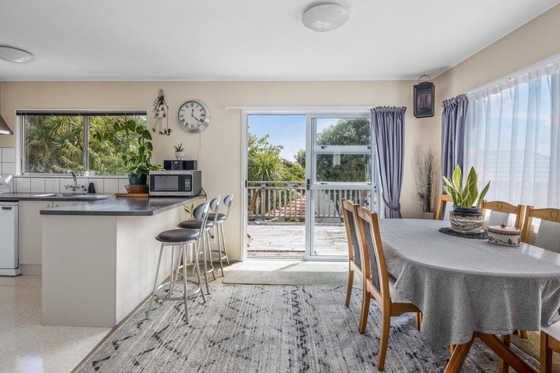 4 Kahikatea Grove, Paparangi, Wellington - Carousel 2